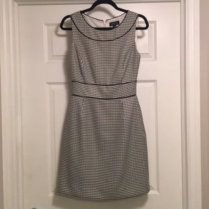 Like New! Tahari ASL Houndstooth Sheath Dress